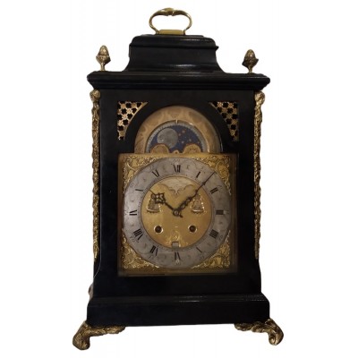 Bracketclock + dag-, maand- & datumaanduiding Bracketclock + dag-, maand- & datumaanduiding