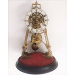 Skeleton clock met ronde stolp
