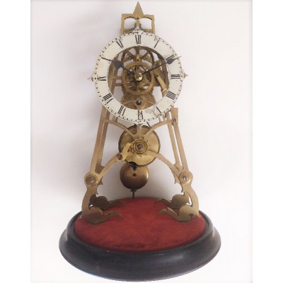 Skeleton clock met ronde stolp